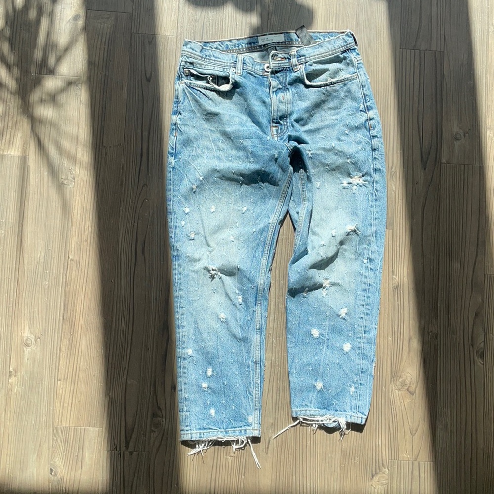 Blue cropped ripped jeans